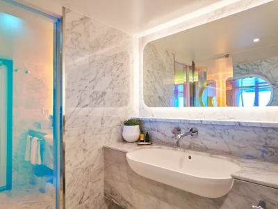 rockstar-quarters-bathroom